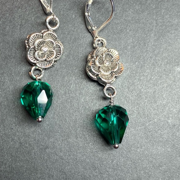 Elegant Silver Floral Earrings with Green Crystal Drops - Picture 5 of 5